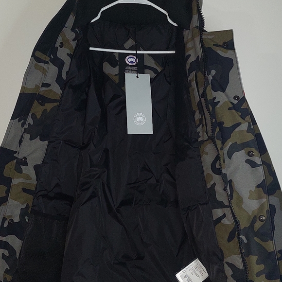 I am selling a Canada Goose military style jacket, it is size M, it is new - Picture 7 of 7